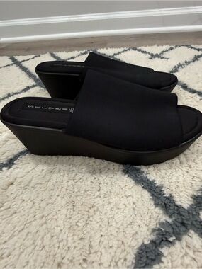 Steve Madden Black Wedge Slinky Sandal